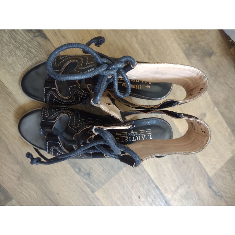 L'Artiste black leather sandals. new without box